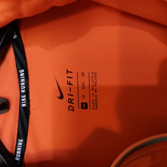 Nike shirt - Picture 2 of 2